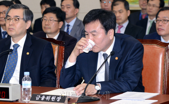 16일 국회에서 열린 정무위원회에 참석한 신재윤 금융위원장. 박현구 기자phko@heraldcorp.com
신제윤(오른쪽) 금융위원장이 16일 오전 국회 정무위에서 업무보고중 물을 마시고 있다. 신 위원장은 “국제 금융시장의 불안이 대북 긴장 등 지정학적 리스크와 결합할 경우 국내 금융시장의 불확실성이 높아질 것”이라고 밝혔다. 박현구 기자/phko@heraldcorp.com