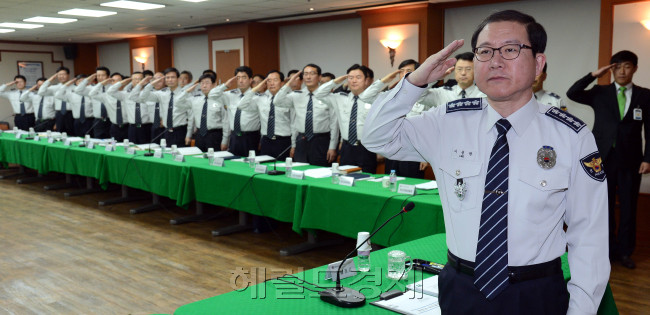 16일 오전 서울 서대문 경찰청에서 이성한 청장 주재로 4대 사회악 근절 중간점검 보고회가 열리고 있다./안훈기자 rosedale@ 2013.04.16
16일 오전 서울 서대문 경찰청에서 이성한 청장 주재로 4대 사회악 근절 중간점검 보고회가 열리고 있다./안훈기자 rosedale@ 2013.04.16