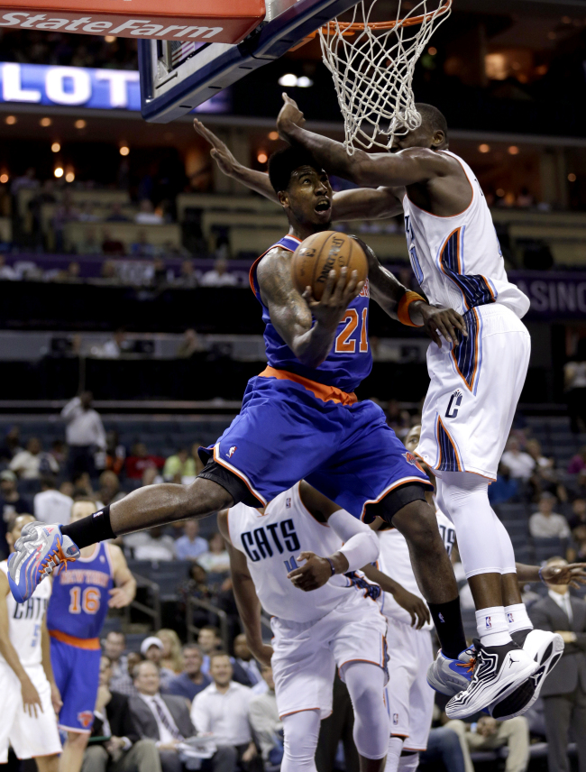 New York Knicks guard Iman Shumpert drives to the basket against the Charlotte Bobcats on Monday.   AP-Yonhap News