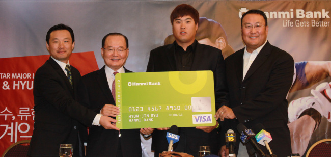 류현진(야구선수/LA다저스)
South Korean pitcher Ryu Hyun-jin (right) poses with Jay S. Yoo, chief executive of Hanmi Bank, after signing a contract to appear on the bank’s commericals on Monday in Los Angeles.   Yonhap News
