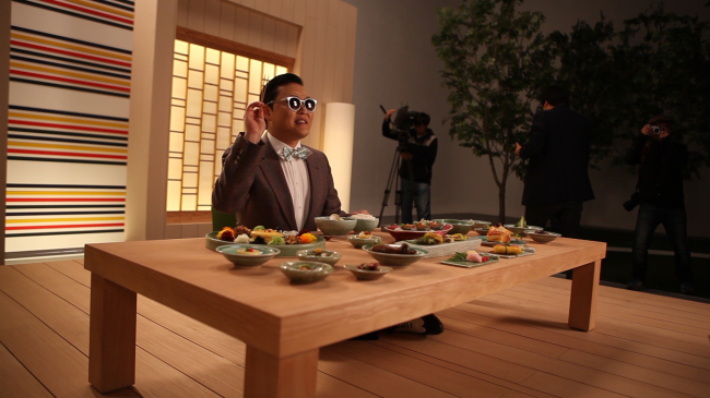 싸이(박재상/가수/음악PD)
Psy introduces Korean food in a TV commercial.   Korea Tourism Organization
