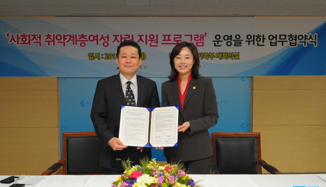 Diageo Korea president and CEO Kim Jong-woo (left) and Minister of Gender Equality and Family Cho Yoon-sun pose after signing a cooperative agreement to support underprivileged women at an event in Seoul on Tuesday.   Diageo Korea