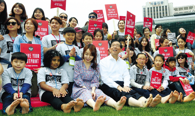 박원순(광역단체장/변호사/서울특별시시장)
Seoul Mayor Park Won-soon (center, front row) joins participants in a “One Day Without Shoes” campaign to donate shoes to poor children, on Seoul Square on Tuesday. (Yonhap News)