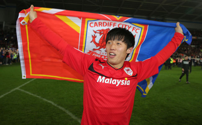 Cardiff City’s Kim Bo-kyung of Korea celebrates his team gaining promotion to the Premier League after the Football League Championship match against Charlton at the Cardiff City Stadium, Cardiff, Wales, Tuesday.    AP-Yonhap News