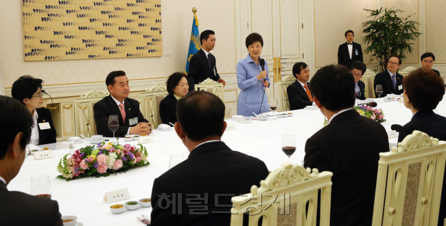 박근혜 대통령이 16일 오후 청와대에서 민주통합당 국회 상임위 간사들과 함께 만찬을 가졌다. 박 대통령이 행사에 앞서 인사말을 하고 있다. 정희조 기자/checho@heraldcorp.com  130416