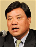 서정진(기업인/셀트리온대표이사회장/셀트리온제약대표이사회장)
서정진(56) 셀트리온 회장이 공매도 세력과의 전쟁에 지쳐 경영권을 내놓겠다고 밝혀 논란이 확대되고 있다. 그는 지난 16일 오전 기자회견을 자청, 이런 내용의 ‘깜짝선언’을 했다.