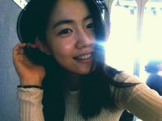 화영(류화영/가수)
티아라 전 멤버 화영이 16일 트위터에 “특별하지 않아도 나른한 지금이 순간이 제일 행복해요. 지금은 열공 중! 아자아자!”라는 글과 함께 사진 한 장을 게재했다.