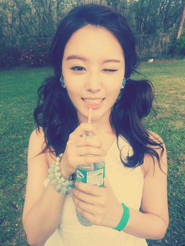 송지은(가수/시크릿)
시크릿의 메인 보컬 송지은은 17일 오전 8시, 자신의 트위터(@SECRETsongjieun)에 “시크릿 커밍 쑤운, 유후~”이란 짧은 멘션과 함께 셀프 카메라 사진을 공개했다.