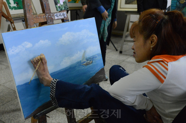 17일 송파구민회관에서 장애인그림 동호회 '화사랑'의 그림시연회중 구족화가 김경아씨가 그림시연을 하고 있다. 이날 행사는 20일 장애인의 날을 맞아 1천여명의 장애인이 함께하는 향사중 하나이다.<br />정희조 기자/checho@heraldcorp.com 130417
17일 송파구민회관에서 장애인그림 동호회 '화사랑'의 그림시연회중 구족화가 김경아씨가 그림시연을 하고 있다. 이날 행사는 20일 장애인의 날을 맞아 1천여명의 장애인이 함께하는 향사중 하나이다.
정희조 기자/checho@heraldcorp.com 130417
17일 송파구민회관에서 장애인그림 동호회 '화사랑'의 그림시연회중 구족화가 김경아씨가 그림시연을 하고 있다. 이날 행사는 20일 장애인의 날을 맞아 1천여명의 장애인이 함께하는 향사중 하나이다.
정희조 기자/checho@heraldcorp.com 130417