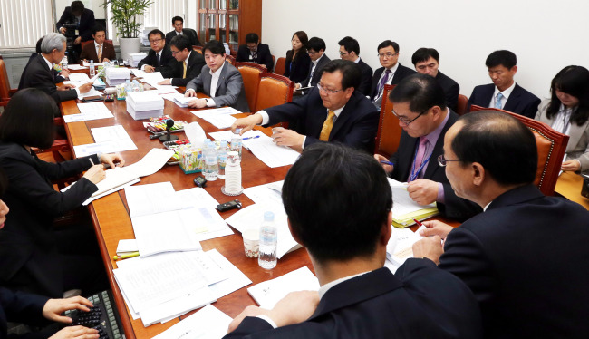 17일 오전 국회에서 열린 정무위원회 제2차 법안심사소위원회에서 제대군인지원에 관한 법률 일부개정법률안을 논의하고 있다. 박현구 기자phko@heraldcorp.com