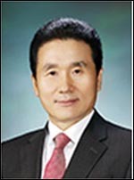 윤석춘(기업인/CJ제일제당부사장)
삼립과 샤니 브랜드로 대표되는 60년 전통의 제빵 사업을 기반으로 입지를 다져온 삼립식품은 현재 19개 계열사(해외 현지 법인 제외)를 거느린 대형 식품기업으로 성장했다.