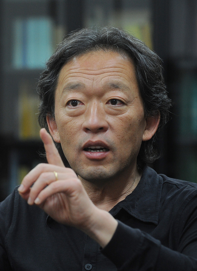 정명훈(지휘자/서울시립교향악단예술감독/아시아필하모니오케스트라예술감독/인천
앤아츠예술고문)
Pianist-turned-conductor Chung Myung-whun will record his first solo piano album, local media reported Wednesday.