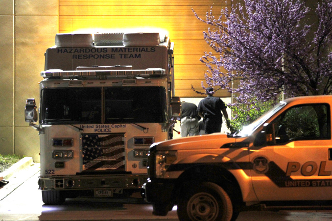 A U.S. Capitol Police hazmat vehicle is parked at a mail processing facility for congressional mail in Prince George’s County, where a letter addressed to Sen. Roger Wicker tested positive for ricin, in Hyattsville, Maryland. (Related story on Page 7)   AP-Yonhap News