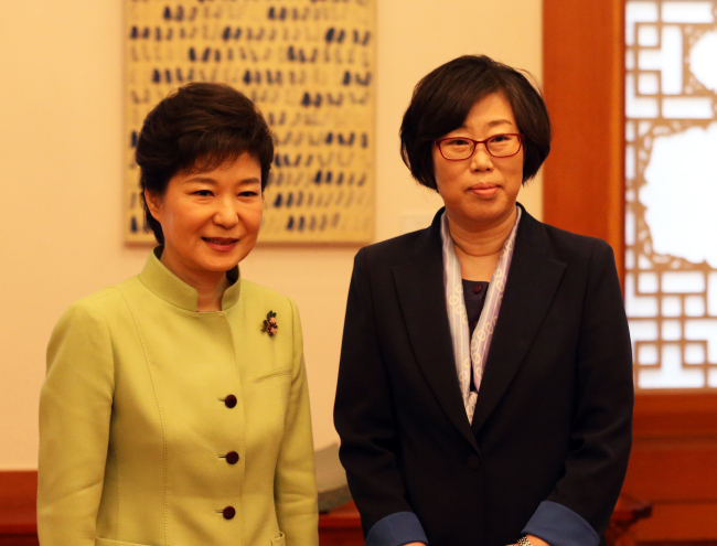 박근혜(좌부터/대통령),윤진숙(연구인/한국해양수산개발원본부장)
윤 후보는 지난 2일 국회 인사청문회에서 기본적인 질문에도 ‘모르쇠’로 일관하는 등 불성실한 답변 태도로 야당은 물론 여당에서도 사퇴 압박을 받았다. 이런 거센 자질 논란에도 불구하고 박 대통령은 “윤 후보자는 실력이 많다. 마음을 가다듬어 열심히 해보겠다고 하니 지켜보고 도와달라”며 임명 강행의사를 밝힌 바 있다.