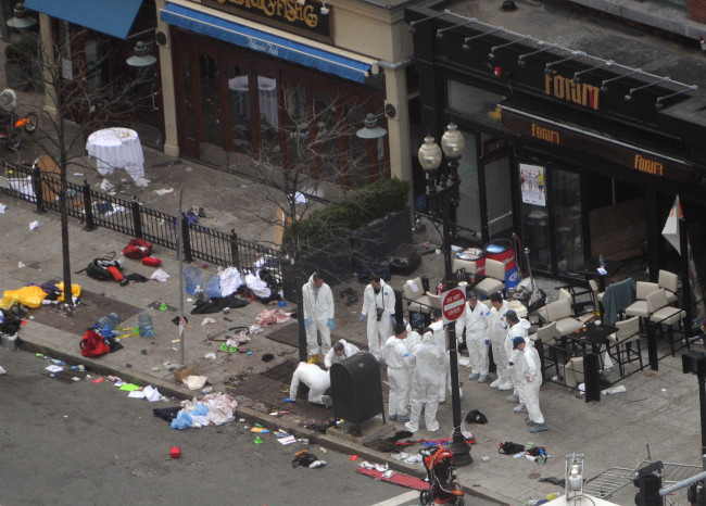 Investigators work at the crime scene on Boylston Street following the bomb attack at the Boston Marathon in Boston, Massachusetts, Tuesday.   AFP-Yonhap News