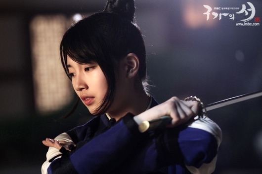수지(배수지/가수/미쓰에이)
16일 방송된 MBC 월화드라마 ‘구가의 서’ 4회에서 수지(담여울 역)는 백년객관에 횡포를 부리기 위해 찾아온 조관웅(이성재 분)을 저지하는 이승기(최강치 역)의 모습을 지켜보며 그에 대한 관심을 가지기 시작했다.