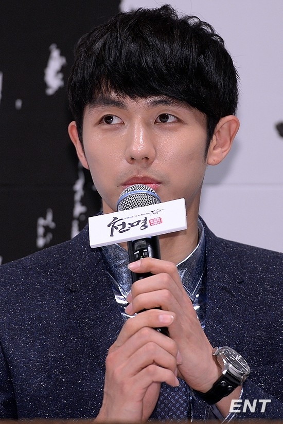 임슬옹(가수/탤런트/2AM)
남성그룹 2AM 임슬옹이 데뷔 후 첫 사극 연기에 도전한 가운데 “가수와 배우로서의 구분은 확실하게 짓는다”고 소신을 밝혔다.