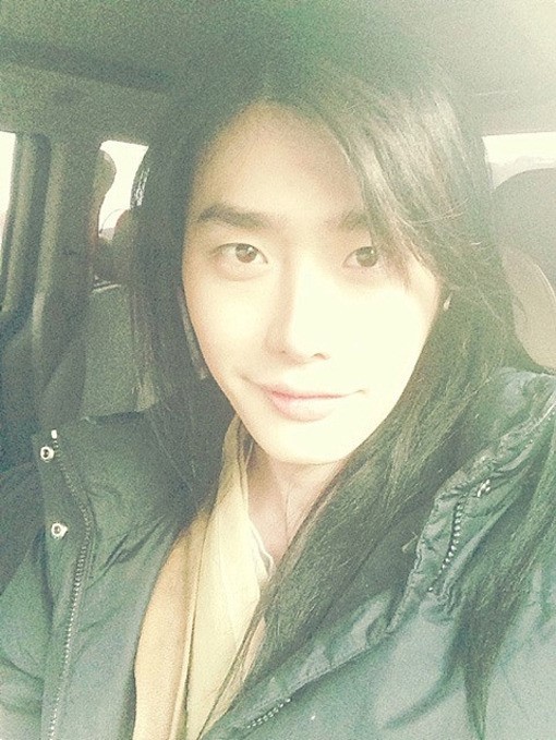 이종석(모델/탤런트)
이종석은 16일 자신의 미투데이에 “열심히 노 저으면 뭐 하겠노. 배는 빙글빙글 도는 것을. 그나저나 나 예쁨?”이라는 글과 함께 사진을 공개했다.