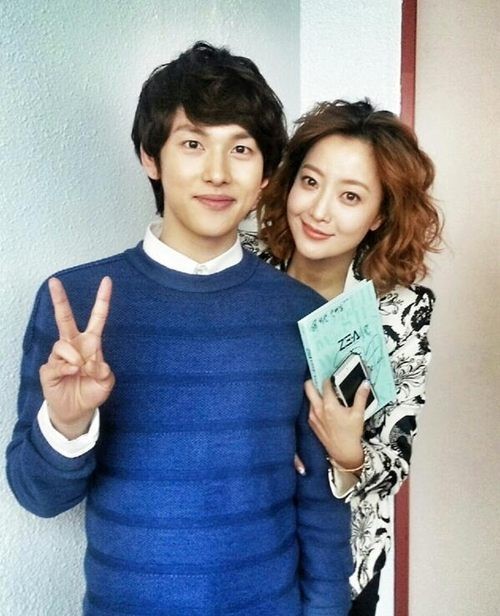 시완(좌부터/임시완/가수/제국의아이들),김희선(탤런트/영화배우)
제국의아이들 임시완과 배우 김희선의 다정한 모습이 포착됐다.