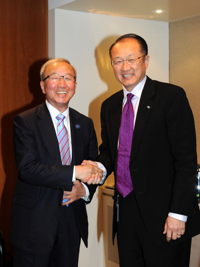 현오석(좌부터/정무직공무원/기획재정부장관/부총리),김용(금융인/전대학총장/국제부흥개발은행IBRD총재)
미국 워싱턴에서 열린 ‘국제통화기금(IMF)ㆍ세계은행(WB) 춘계회의’에 참석한 현오석(왼쪽) 부총리 겸 기획재정부 장관이 17일(현지시간) 김용 세계은행 총재와 면담에 앞서 인사를 나누고 있다.  [사진제공=기획재정부]