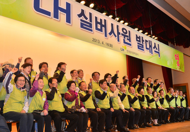 A group of employees attend a launch ceremony in Bundang, Gyeonggi Province, Tuesday.   Lee Sang-sub/The Korea Herald