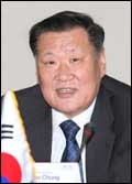 정몽구(기업인/현대기아자동차그룹대표이사회장)
현대자동차그룹이 국내 광고와 물류 분야의 계열사 간 거래 중 절반을 중소기업에 발주하거나 경쟁입찰로 전환하겠다고 선언했다. 올해 현대차그룹 차원의 국내 광고 발주 예상금액의 65%인 1200억원, 물류 발주 예상 금액의 45%인 4800억원 등 총 6000억원 규모의 발주물량을 중소기업에게 개방한 것이다.