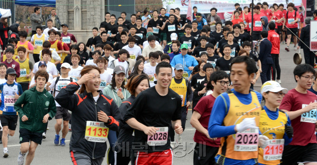 18일 오전 서울 안암동 고려대학교에서 4.19혁명 기념일을 하루 앞두고 희망나눔 마라톤 대회가 열리고 있다. 지난해부터 개최된 4.18 희망나눔 마라톤은 고려애에서 열어오던 4.18기념 마라톤대회에 1m 뛸 때마다 1원씩 후원 한다는 취지가 더해져 만들어진 행사다. 이날 학생과 교직원들은 고려대 본관을 시작으로 4.19민주묘지까지 16.4km를 달린다./안훈기자 rosedale@ 2013.04.18
18일 오전 서울 안암동 고려대학교에서 4.19혁명 기념일을 하루 앞두고 희망나눔 마라톤 대회가 열리고 있다. 지난해부터 개최된 4.18 희망나눔 마라톤은 고려애에서 열어오던 4.18기념 마라톤대회에 1m 뛸 때마다 1원씩 후원 한다는 취지가 더해져 만들어진 행사다. 이날 학생과 교직원들은 고려대 본관을 시작으로 4.19민주묘지까지 16.4km를 달린다./안훈기자 rosedale@ 2013.04.18