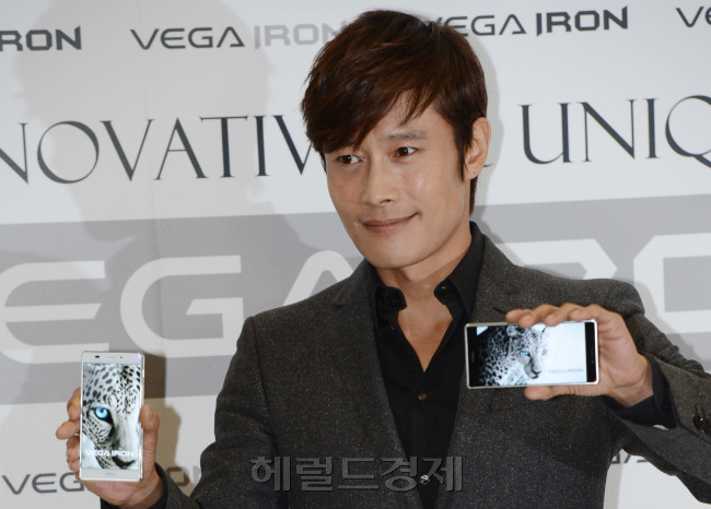 18일 펜텍에서 새로운 스마트폰 베가 아이언(VEGA IRON)출시행사를 하고 있다. 영화배우 이병헌씨가 론칭행사에 참여, 새로나온 베가 아이언을 들고 있다.<br />정희조 기자/checho@heraldcorp.com  130418
18일 펜텍에서 새로운 스마트폰 베가 아이언(VEGA IRON)출시행사를 하고 있다. 영화배우 이병헌씨가 론칭행사에 참여, 새로나온 베가 아이언을 들고 있다.
정희조 기자/checho@heraldcorp.com  130418