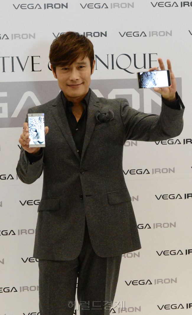 18일 펜텍에서 새로운 스마트폰 베가 아이언(VEGA IRON)출시행사를 하고 있다. 영화배우 이병헌씨가 론칭행사에 참여, 새로나온 베가 아이언을 들고 있다.<br />정희조 기자/checho@heraldcorp.com  130418
18일 펜텍에서 새로운 스마트폰 베가 아이언(VEGA IRON)출시행사를 하고 있다. 영화배우 이병헌씨가 론칭행사에 참여, 새로나온 베가 아이언을 들고 있다.
정희조 기자/checho@heraldcorp.com  130418