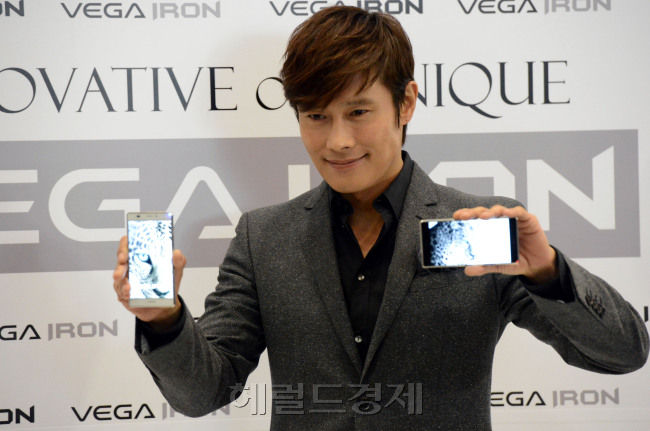 18일 펜텍에서 새로운 스마트폰 베가 아이언(VEGA IRON)출시행사를 하고 있다. 영화배우 이병헌씨가 론칭행사에 참여, 새로나온 베가 아이언을 들고 있다.<br />정희조 기자/checho@heraldcorp.com  130418
18일 펜텍에서 새로운 스마트폰 베가 아이언(VEGA IRON)출시행사를 하고 있다. 영화배우 이병헌씨가 론칭행사에 참여, 새로나온 베가 아이언을 들고 있다.
정희조 기자/checho@heraldcorp.com  130418
