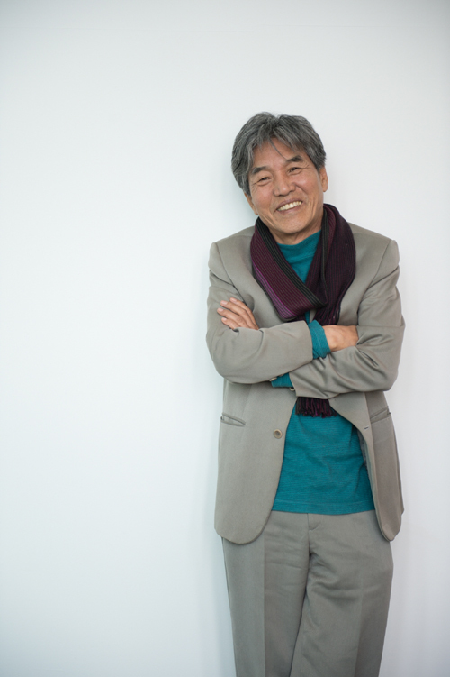 박범신(작가/문화기관단체인/서울문화재단이사장)
대기업 상무 선명우는 그런대로 현실에 적응하면서 아버지ㆍ남편 노릇을 하며 돈 버는 기계 역할을 충실히 해온 남자다. 명품으로 휘감고 다니는 딸들, 소비욕망이 끝이 없는 아내를 위해 헌신하며 숙맥이란 소리를 들으면서도 더 주지 못하는 아버지 노릇에 허둥대고, 그들이 화를 내면 모두 제 잘못으로 여긴다. 셋째딸 시우의 생일, 눈 내리는 언덕 위 빌라를 올라오다가 그는 딸의 생일선물을 찾아오지 않은 걸 깨닫고 바삐 다시 내려간다. 얼마 전 췌장암 정밀 검사를 받으러 오라는 의사의 말 이후 그는 더욱 깜빡깜빡한다. 그 모습이 우연하게도 창밖을 바라보던 시우의 눈에 들어온다. 시우는 그때 아버지의 모습을 새롭게 발견한다.