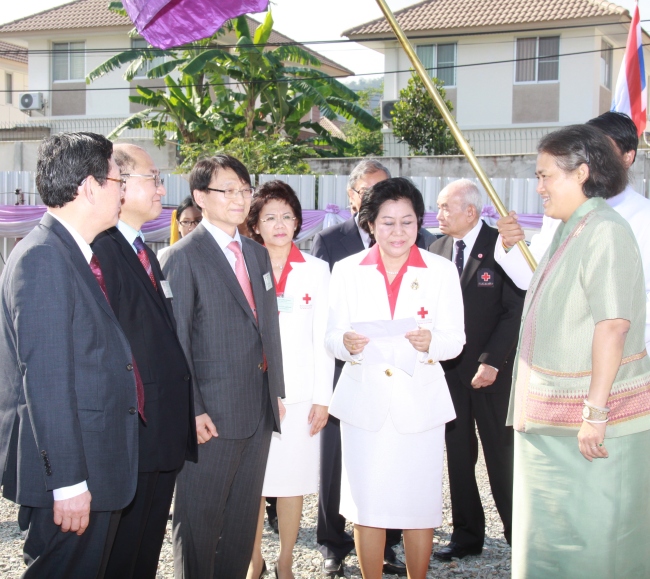 Thai princess Maha Chakri Sirindhorn (right) and Green Cross chairman Huh Il-sup (third from left) attend the groundbreaking ceremony of a blood derivatives manufacturing factory in Thailand in March.   Green Cross
