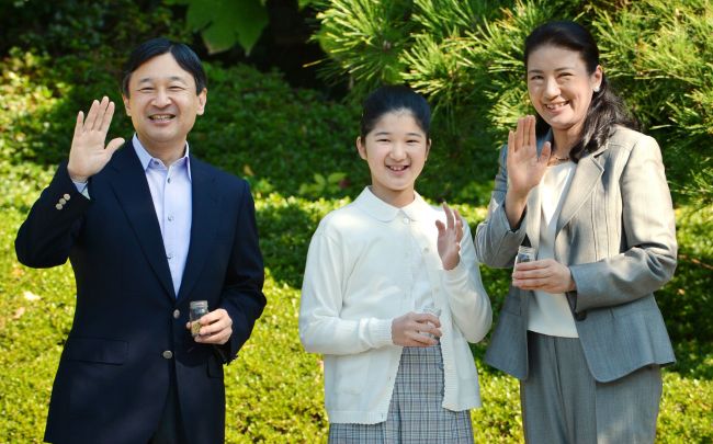 This file picture taken in November 7, 2012 shows Japan’s Crown Prince Naruhito (left), Crown Princess Masako (right), and their daughter Princess Aiko (center) visiting a park in Hayama, in suburban Tokyo.   AFP-Yonhap News