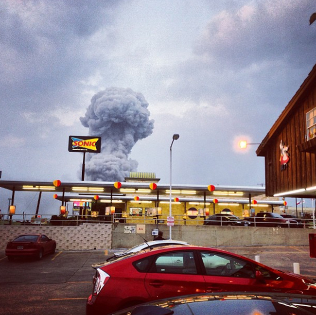 A plume of smoke rises from a fertilizer plant fire in West, Texas, Wednesday.   AP-Yonhap News