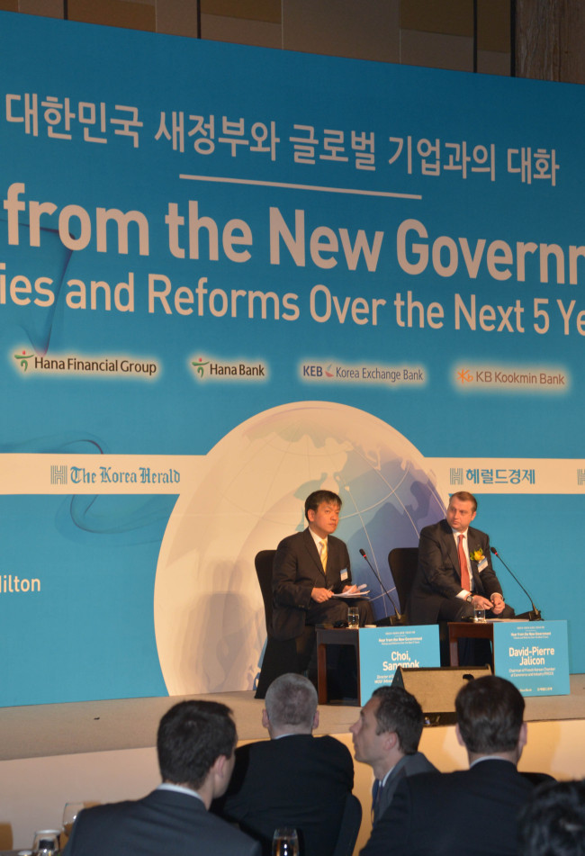 Choi Sang-mok, director of the Economic Policy Bureau at the Finance Ministry, speaks about the new government’s major economic policies. On the right is David-Pierre Jalicon, chairman of the French Korean Chamber of Commerce and Industry.   Kim Myung-sub/The Korea Herald