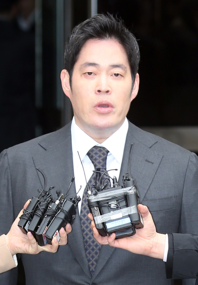 정용진(기업인/신세계그룹대표이사부회장)
A Seoul court on Thursday imposed a 15 million won ($13,400) fine on the vice chairman of Shinsegae Group for not attending parliamentary audits over the company’s alleged infringement of business rights of small retailers.