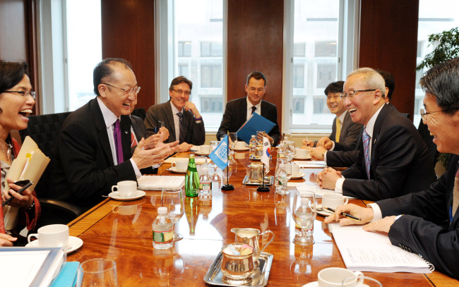 현오석(정무직공무원/기획재정부장관/부총리)
Korean Finance Minister Hyun Oh-seok (second from right) converses with World Bank President Jim Yong Kim (second from left) before holding a meeting in Washington, D.C., on Wednesday.   Finance Ministry