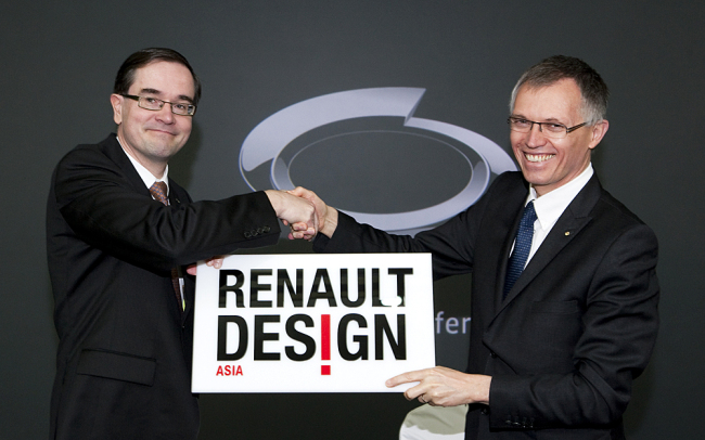 Renault Samsung Motors CEO Francois Provost (left) shakes hands with Renault Group chief operating officer Carlos Tavares on Thursday after celebrating the opening of Renault Design Asia at the carmaker’s R&D center in Yongin, Gyeonggi Province.   Renault Samsung Motors