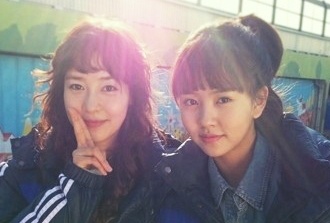 성유리(좌부터/탤런트/가수/핑클),김소현(영화배우/탤런트)
사진 속 성유리와 김소현은 똑같은 의상을 입고 촬영을 기다리고 있다. 특히 성유리의 아역으로 출연하는 김소현은 성유리와 꼭 닮은 이목구비로 눈길을 끈다.