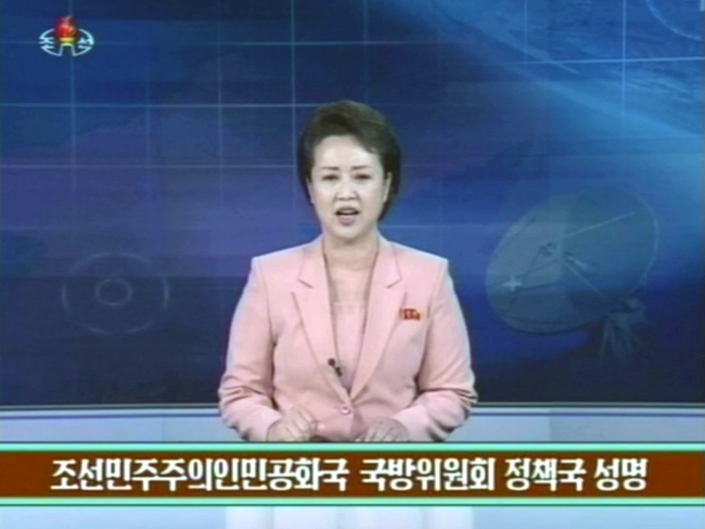북한 조선중앙TV 아나운서가 18일 '한국과 미국이 진실로 대화와 협상을 바란다면 모든 도발행위들을 즉시 중지하고 전면사죄해야 한다'는 내용의 국방위원회 정책국 성명을 전하고 있다. (조선중앙TV-연합뉴스)