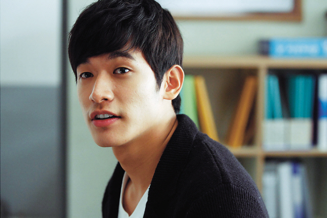 정석원(탤런트/영화배우)
Singer Baek Ji-young and actor Chung Seok-won announced Thursday their wedding set for June.