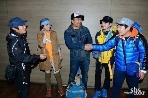김병만(좌부터/개그맨),오지은(영화배우/탤런트),정준(탤런트/영화배우),김혜성(영화배우),노우진(개그맨)
18일 SBS 관계자는 “정준이 ‘정글의 법칙 in 네팔’에서 중도 하차하게 됐다”고 전했다. 이 관계자에 따르면 정준은 히말라야 3800m 고지에서 고산병 증세를 보여 팀닥터와 상의 후 선귀국 조치를 결정하게 됐다.