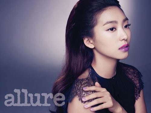 보라(윤보라/가수/씨스타)
보라는 최근 진행된 ‘얼루어 코리아’ 5월호 화보 촬영에서 지금까지 선보였던 건강하고 발랄한 이미지와 달리, 우아하고 성숙한 매력을 뽐냈다. 특히 ‘보라’라는 이름과 어울리는 퍼플 계열의 눈과 입술 화장으로 신비로운 매력을 더했다.