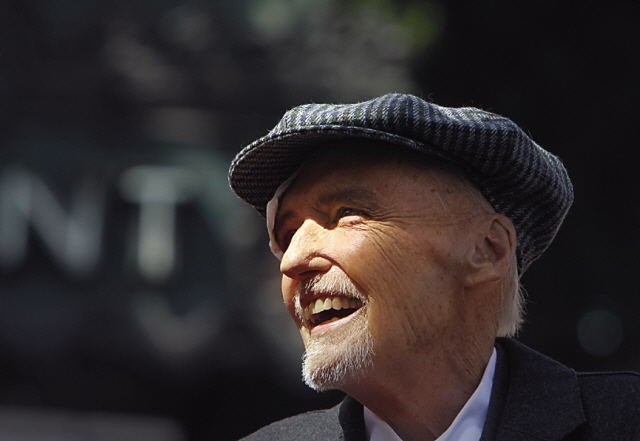 데니스호퍼(DennisHopper/영화배우/영화감독)
Dennis Hopper smiles while he is honored with the 2,403rd Star on the Hollywood Walk of Fame on Hollywood Boulevard in front of the Egyptian Theater in Hollywood, California, March 26, 2010. (Los Angeles Times/MCT)