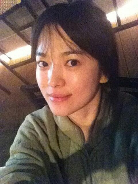 송혜교(탤런트/영화배우)
송혜교 소속사 관계자는 지난 16일 자신의 트위터에 “강아지 같네. 착하네. 낮에 바람을 많이 맞더니 한 꺼풀 벗겨진 거 아니냐”라는 글과 송혜교의 사진을 게재했다.
