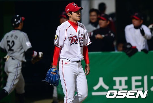 박경태(야구선수/기아타이거즈)
18일 오후 광주구장에서 ‘2013 한국야쿠르트 세븐 프로야구’ KIA 타이거즈 대 LG 트윈스의 경기가 열렸다. 8회초 LG 공격 1사 1, 2루 상황에서 LG 조윤준이 2타점 3루타를 친 가운데 3루타를 맞고 동점을 허용한 KIA 박경태가 아쉬운 표정을 짓고 있다.