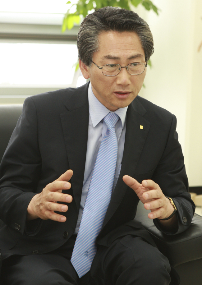 김영종(기초단체장/전교수/서울특별시종로구구청장)
김영종 종로구청장은 종로가 가진 전통의 미(美)를 보존하면서도 동시에 살기좋고 편리한 도시를 만드는데 관심이 많다. 건축사 출신답게 그는 평소 도시 미관을 해치는 불필요한 요소를 없애고 쾌적한 녹색 도시를 만들기 위해 다양한 아이디어를 제시해 행정에 반영하고 있다. 종로구가 실시하고 있는 ‘도시 비우기 사업’이 대표적이다.