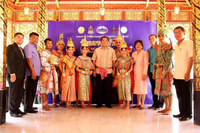 Culture Minister Mr. Sonthaya Kunplome,together with Permanent Secretary Mrs. Prisna Pongtadsirikul, Deputy Permanent Secretary Dr. Apinan Posayanont, Mr. Sahawat Naenna, Director-General of the Fine Arts Department and the ministry's management team hold a press conference to announce "Culture-led Thailand" celebrating the anniversary of the Rattanakosin Kingdom. The ministry invites Thais and foreigners to look back on the cultural heritage of the Rattanakosin Kingdom during the event, which will be held from April 20-22 between 9am and 9pm.