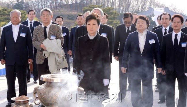 4.19혁명 53주년인 19일 박근혜 대통령이 서울 수유동 국립 4.19민주묘지에서 4.19단체 임원들과 헌화 후 분향하고 있다.<br />정희조 기자. CHECHO@HERALDCORP.COM
4.19혁명 53주년인 19일 박근혜 대통령이 서울 수유동 국립 4.19민주묘지에서 4.19단체 임원들과 헌화 후 분향하고 있다.
정희조 기자. CHECHO@HERALDCORP.COM