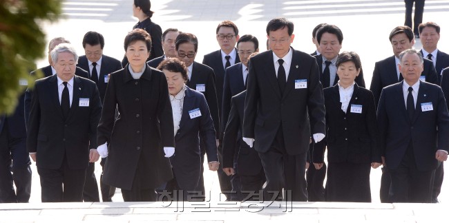 4.19혁명 53주년인 19일 박근혜 대통령이 서울 수유동 국립 4.19민주묘지에서 4.19단체 임원들과 참배하기 위해 기념탑으로 향하고 있다.<br />정희조 기자. CHECHO@HERALDCORP.COM 2013.04.19
4.19혁명 53주년인 19일 박근혜 대통령이 서울 수유동 국립 4.19민주묘지에서 4.19단체 임원들과 참배하기 위해 기념탑으로 향하고 있다.
정희조 기자. CHECHO@HERALDCORP.COM 2013.04.19
4.19혁명 53주년인 19일 박근혜 대통령이 서울 수유동 국립 4.19민주묘지에서 4.19단체 임원들과 참배하기 위해 기념탑으로 향하고 있다.
정희조 기자. CHECHO@HERALDCORP.COM 2013.04.19